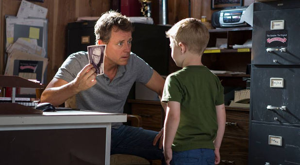 Greg Kinnear, Connor Corum